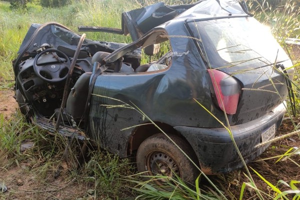 Veículo bate de frente com ônibus de passageiros na BR-365 e deixa motorista gravemente ferido