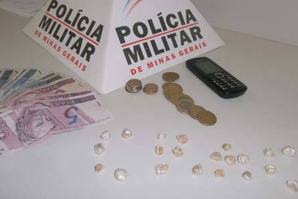 PM de Carmo do Paranaíba apreende menor de 14 anos com 20 pedras de crack