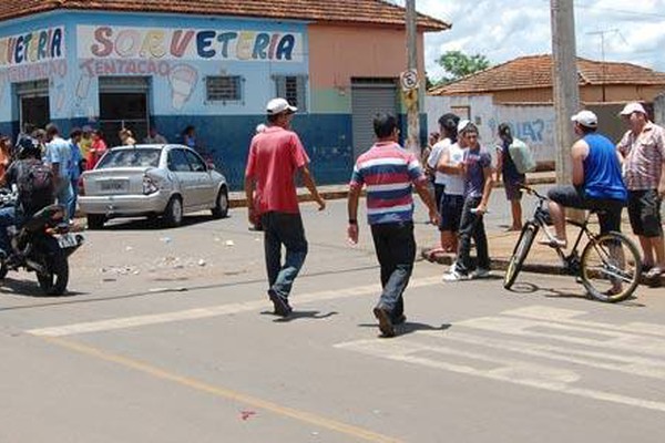 Condutora avança parada na Rua Duque de Caxias e provoca acidente com 3 veículos