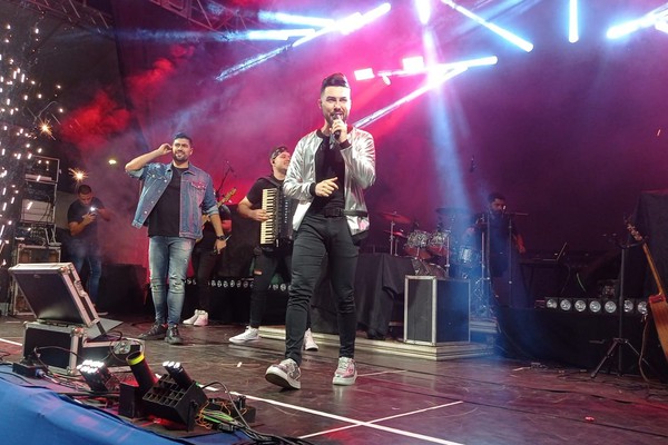 Mateus Ferraz e Thiago abrem show com o sucesso Boomerang; veja ao vivo