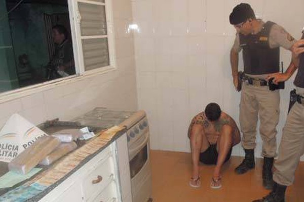 Dupla é presa com  mais de 3kg de crack em casa no bairro Nova Floresta
