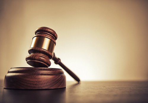 Homem é condenado a 45 anos de prisão por matar a filha recém-nascida a arremessando de laje em MG