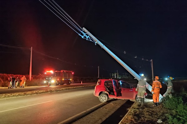 Jovem de 19 anos fica ferido após bater violentamente contra poste e interdita pista em Patos de Minas