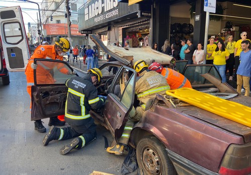 Autoridades fazem alertar contra imprudência no trânsito com simulação de grave acidente na rua Major Gote