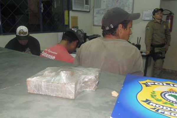 Jovem com mais de 1kg de maconha pega carona e três são presos pela PRF