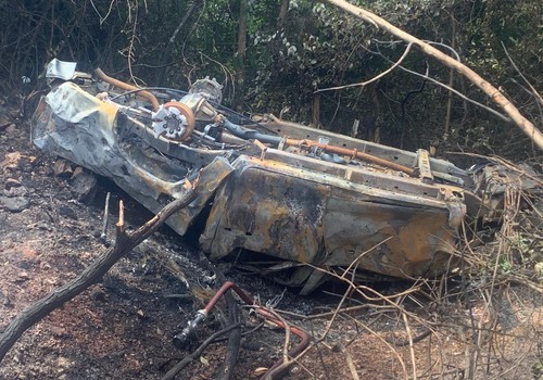 Motorista morre após caminhonete sair da pista, cair em ribanceira e pegar fogo na BR-251