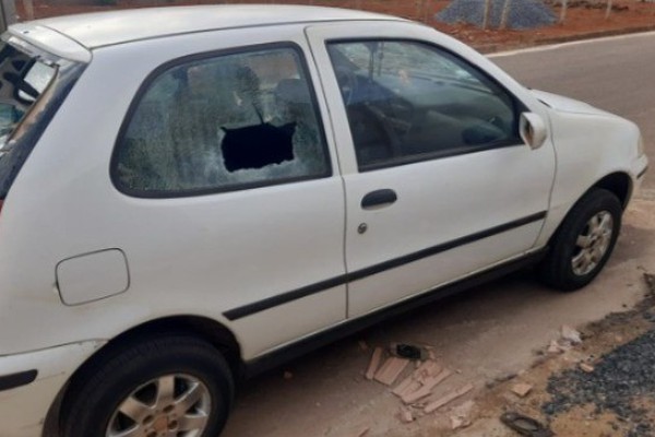 Mulher que quebrou carro com tijolo ao ver marido com outra vai responder na justiça