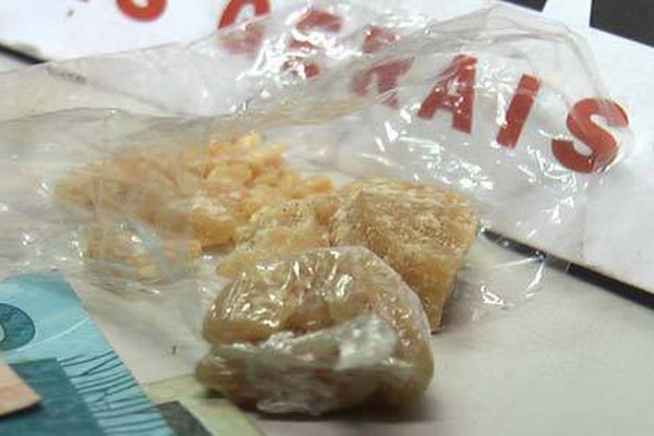 PM apreende crack e maconha e leva três para a Delegacia por envolvimento com o tráfico