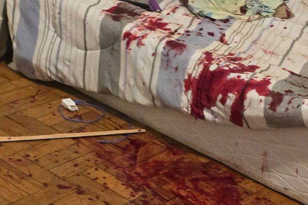 Homem é brutalmente agredido a golpes de facão em república no centro de Patos de Minas