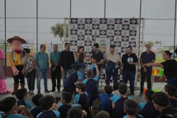 Prefeitura entrega quadra revitalizada e coberta para os moradores do bairro Alto Limoeiro