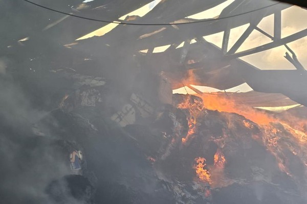 Incêndio atinge galpão de alho em Guarda dos Ferreiros e mobiliza Bombeiros de Patos de Minas e região