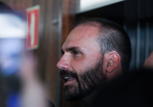 Moraes determina bloqueio de bens e contas de Eduardo Bolsonaro
