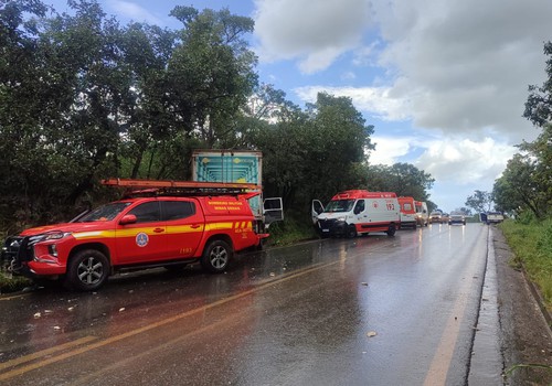 Motorista morre em acidente envolvendo caminhões e caminhonete na MG410