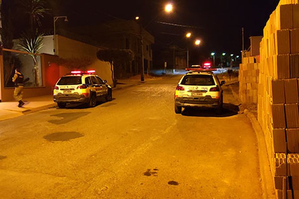 Polícia Militar procura casal armado em moto que assaltou moradoras do bairro Copacabana