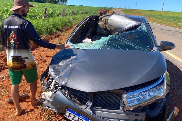Carro bate violentamente em vaca solta na LGM 737 e duas pessoas ficam feridas; animal morreu