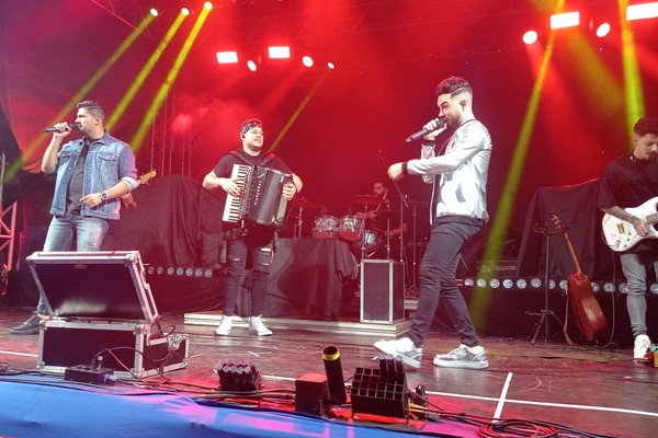 “Telefone mudo” e “Boate Azul” também fizeram parte do repertório de Mateus Ferraz e Thiago; veja ao vivo