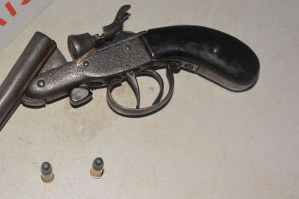 PM aborda veículo, encontra arma de fogo e prende jovem de 19 anos em Patos de Minas
