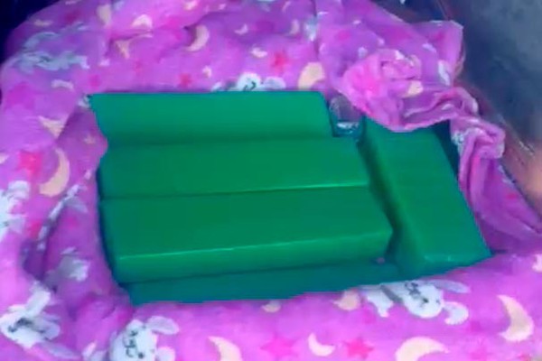 Passageira de ônibus é presa com mala cheia de maconha e cocaína na MG 230