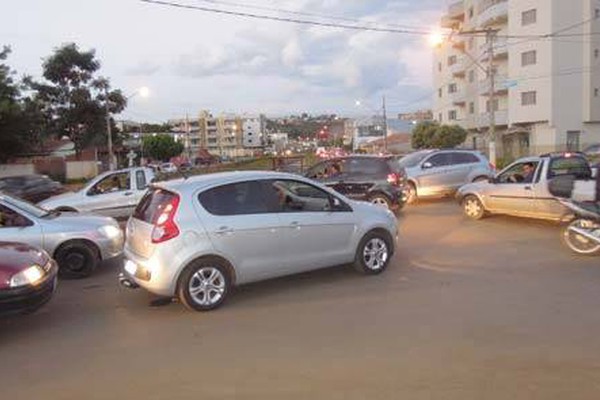 Confusão em esquina da Fátima Porto causa acidentes e preocupa