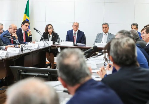 Governo busca negociação com EUA e pede apoio de empresários