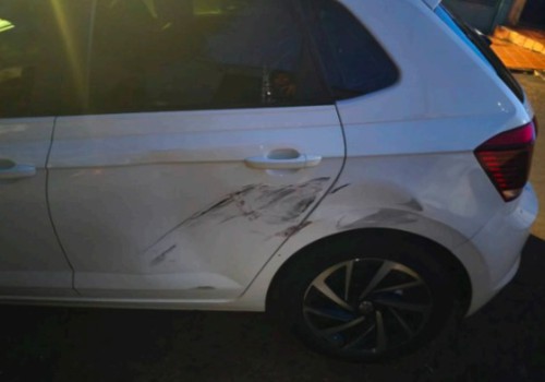 Motorista é preso após bater em carro estacionado e em árvore em Patos de Minas