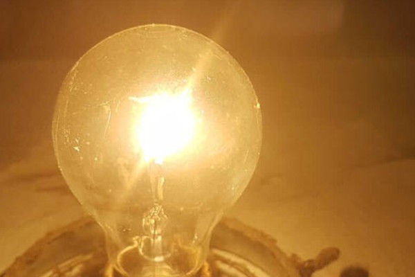 Após reajustes dos preços dos combustíveis, energia elétrica ficará mais cara na segunda