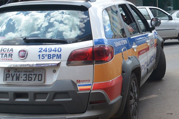Criminosos armados rendem trabalhadores de obra, mas fogem assustados com cães bravos 