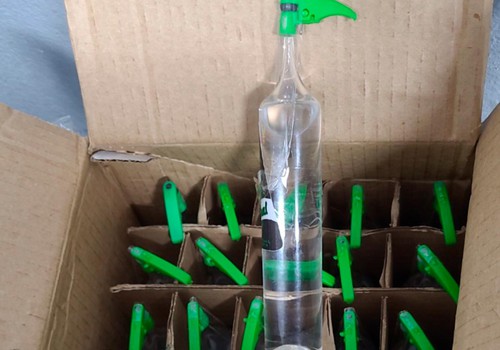 Policiais surpreendem homem saindo de casa e ele acaba preso com dezenas de frascos de lança-perfume e revólver carregado