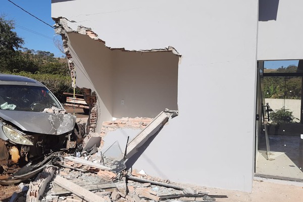 Motorista perde o controle da direção e arranca parte de residência  no bairro Residencial Monjolo