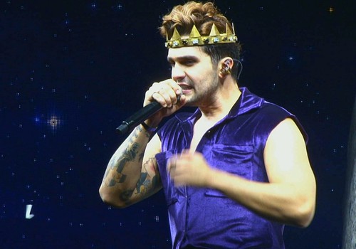 Com a coroa do Reizinho, Luan Santana ora e canta "Água com açúcar"; veja ao vivo