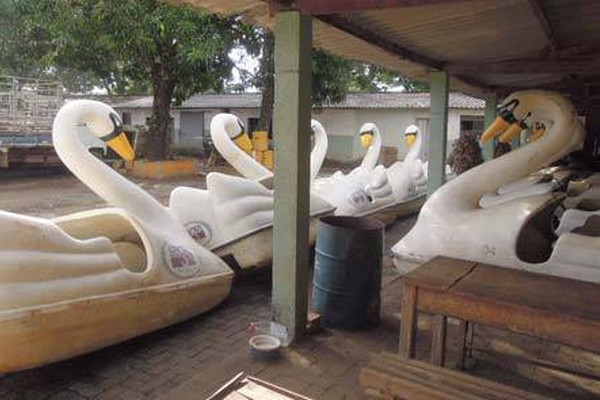 Pedalinhos retirados da Lagoa Grande acumulam água no barracão da Prefeitura