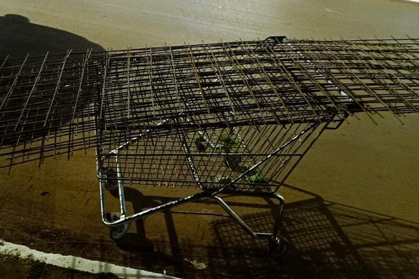 Homem furta carrinho de supermercado para carregar outros objetos furtados e acaba preso