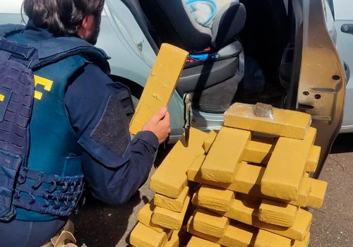PRF aborda carro com trinca no para-brisa e prende trio com 30 barras de maconha na BR 365