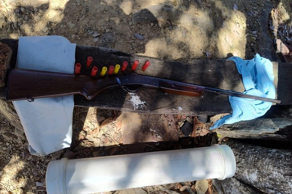 Pescador é preso por posse ilegal de arma durante operação ambiental em Três Marias