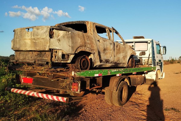 Veículo usado em roubo de sacas de café em Patrocínio é encontrado queimado em área rural