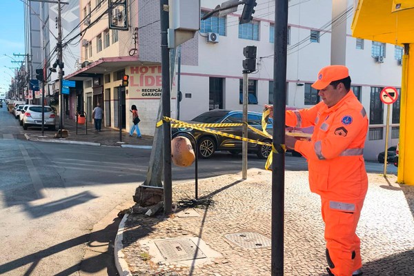 Poste de câmera do Olho Vivo ameaça desabar e Corpo de Bombeiros interdita área