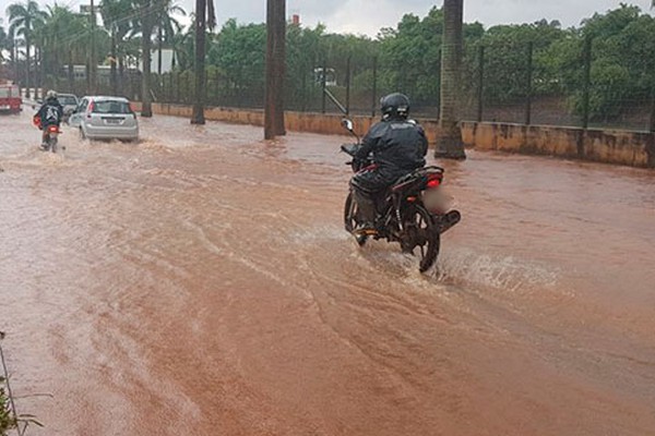 Drenagem da Av. JK não suporta chuva desta quarta e alagamentos se formam em duas pistas