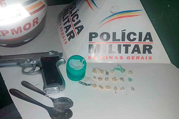 Jovem tenta se desfazer de droga, mas acaba preso com pedras de crack e simulacro de pistola