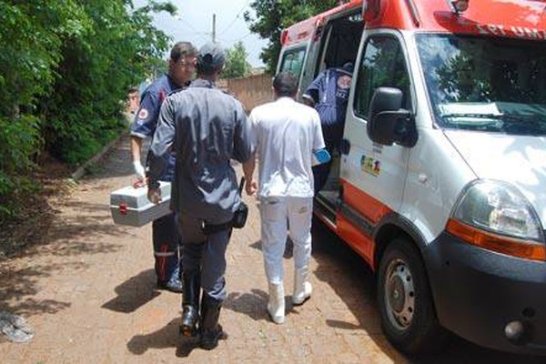Bombeiros resgatam funcionário que tem a mão presa por máquina de queijo