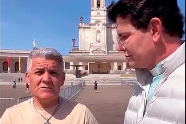 Ex-recuperando do Presídio de Patos de Minas surpreende Padre Reginaldo Manzzotti ao encontrá-lo em Portugal
