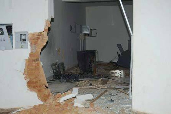 Bandidos explodem caixa eletrônico e agência do Bradesco em Matutina