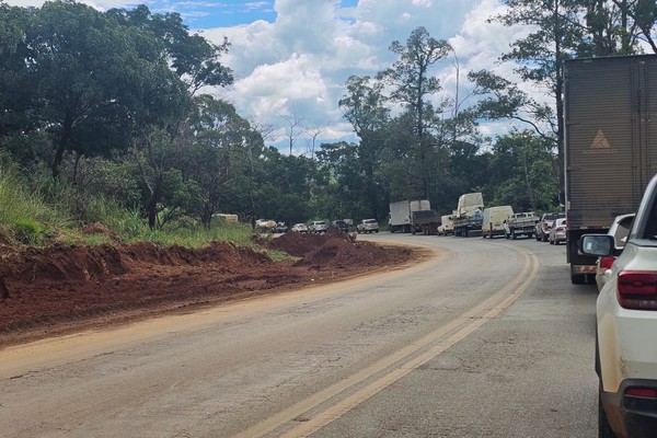 Motoristas reclamam de má sinalização e demora excessiva nos pare e siga da obra na MGC354
