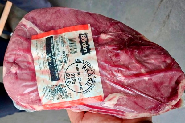Homem é preso ao esconder carne nobre dentro da calça e tentar sair de supermercado