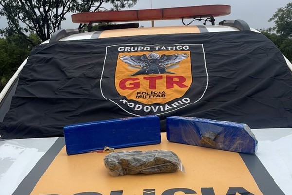 Mulher de 25 anos é presa com barras de maconha e droga tipo “Gold” na MG-190