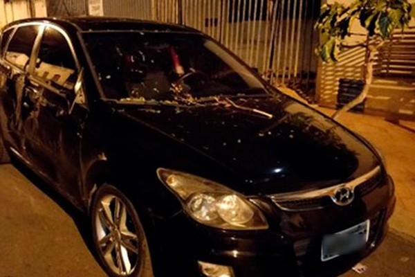 Motorista perde o controle da direção, invade residência e foge durante a madrugada