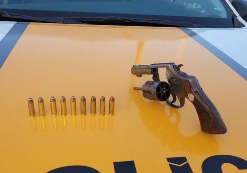 Passageiro é preso com arma de fogo carregada na MGC 354, em Patos de Minas