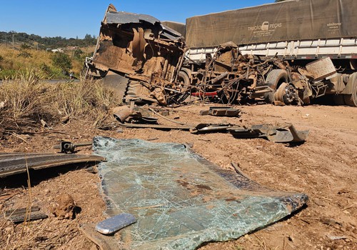 Bitrem fica com a cabine destruída ao bater em dois caminhões na MGC354; motorista ficou ferido