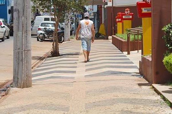 Polêmica calçada do McDonalds recebe pintura imitando obra original