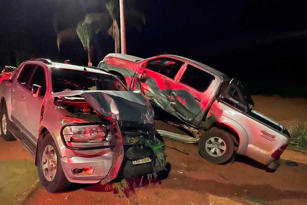 Motorista passa direto no balão da Estrada da Serrinha e acerta caminhonete estacionada