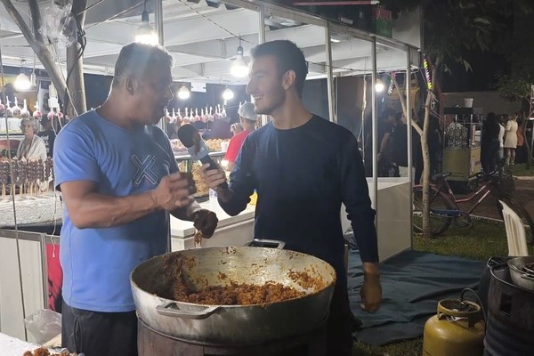 Vendedor de doce destaca a qualidade de seus produtos e o sucesso das vendas na Fenapraça 2025; veja  ao vivo